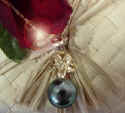 tahitian_pearls_plumeria_pendant.jpg (22832 bytes)